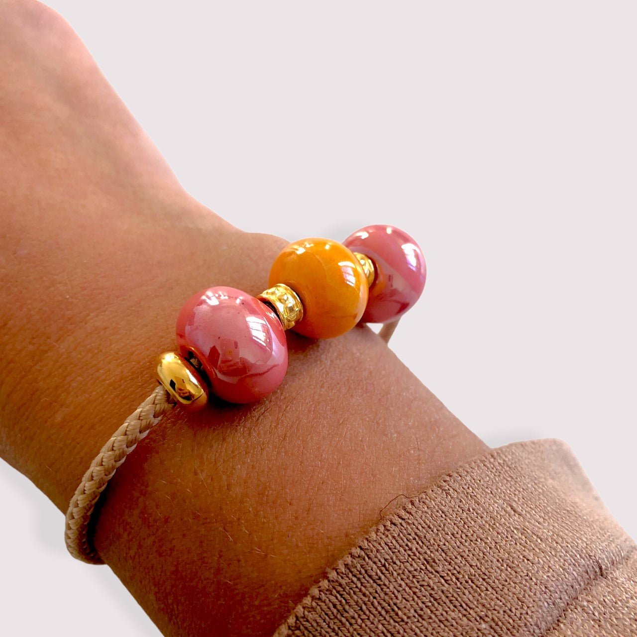 Bracelet orné de perles en céramique émaillée de couleur corail et orange - Julie COLLEONI