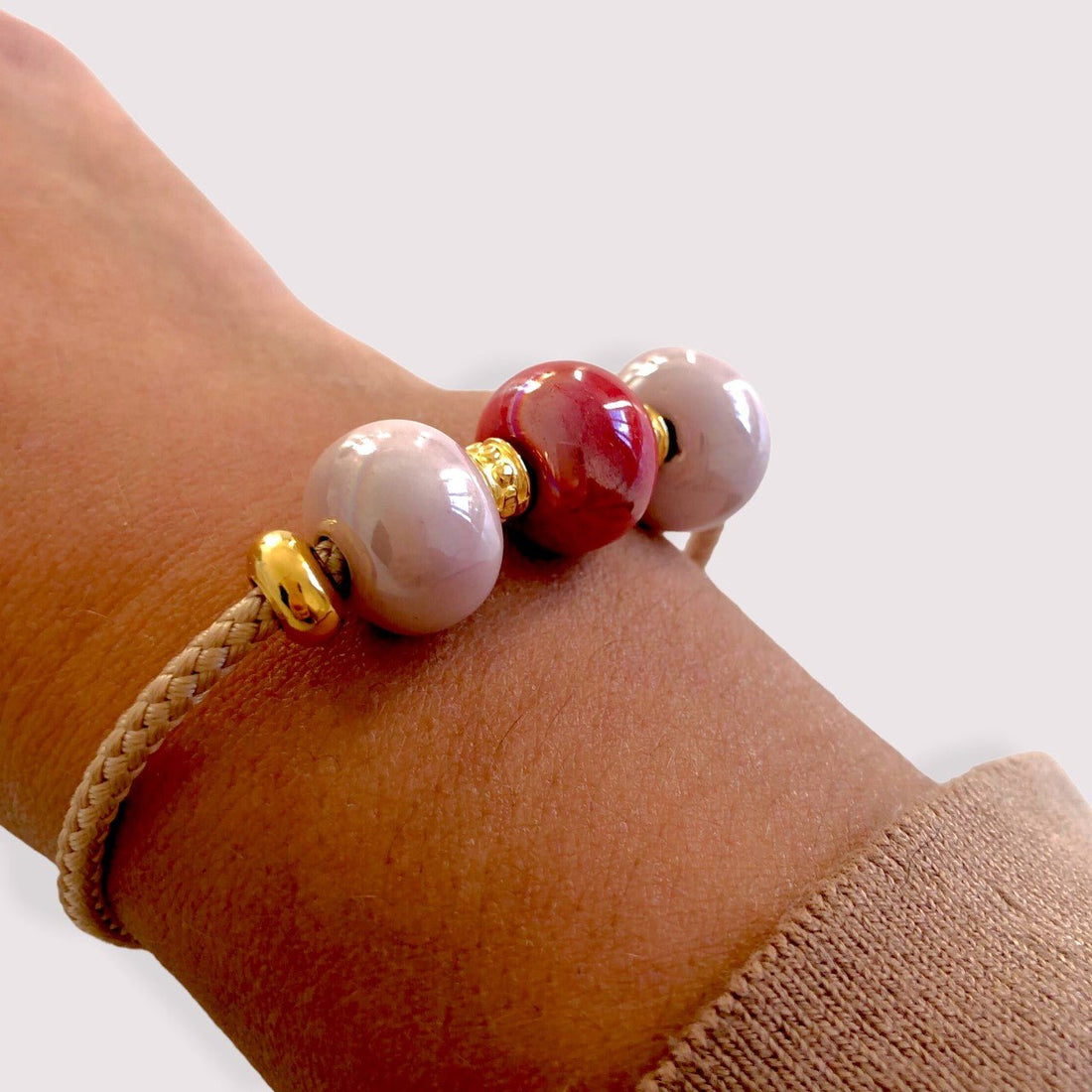 Bracelet orné de perles en céramique émaillée de couleur rose pâle et rouge - Julie COLLEONI