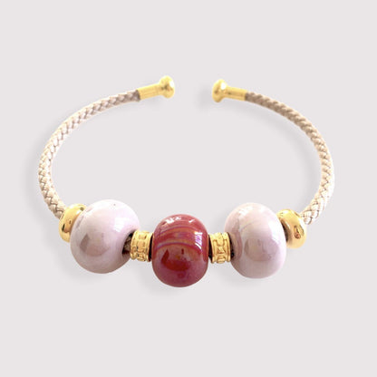 Bracelet orné de perles en céramique émaillée de couleur rose pâle et rouge - Julie COLLEONI