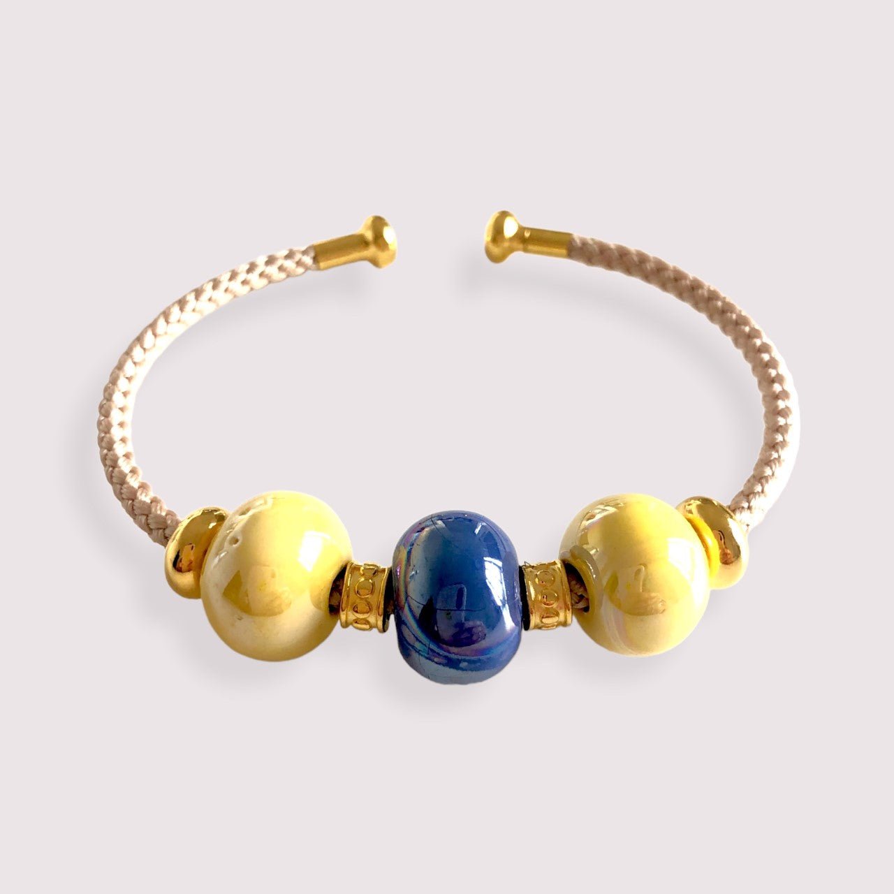 Bracelet orné des perles en céramique émaillée de couleur jaune citron et bleue - Julie COLLEONI